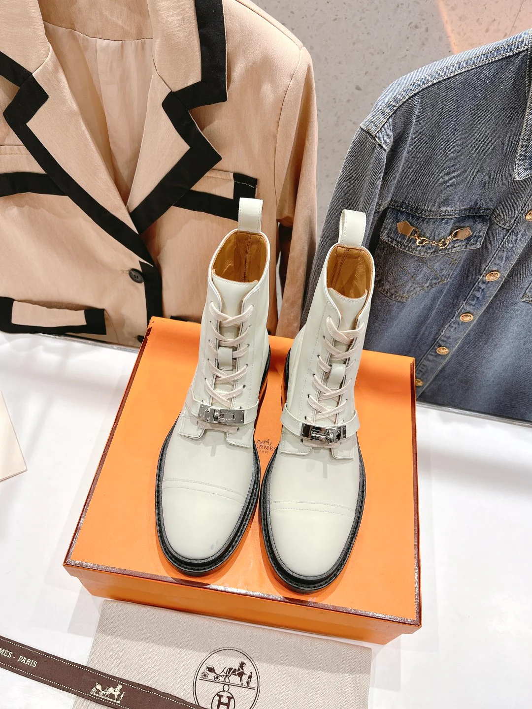 Новинка сезона осень/зима 2023 от Hermes — ботильоны на шнуровке унисекс — белые.