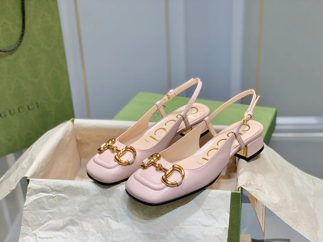 Весенняя коллекция Gucci 2021 — Невероятно милые сандалии на массивном каблуке с пряжкой в ??виде конской уздечки