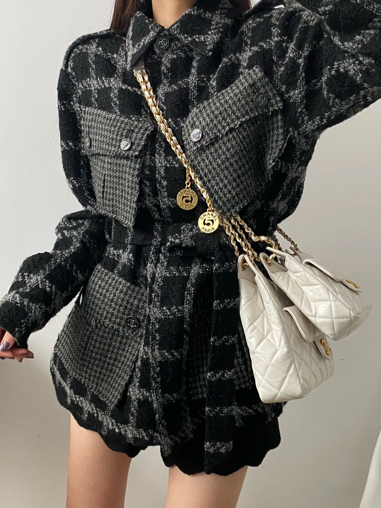 Коллекция Chanel ?Ранняя весна 2023? — сумка-хобо в стиле хиппи — маленькая — белая — фотографии в одежде.