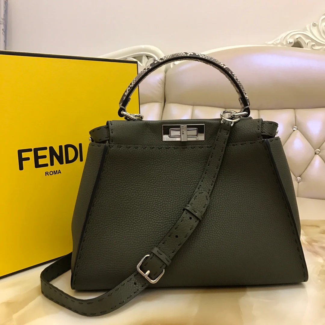 Сумка Fendi Peekaboo Medium из черной кожи.