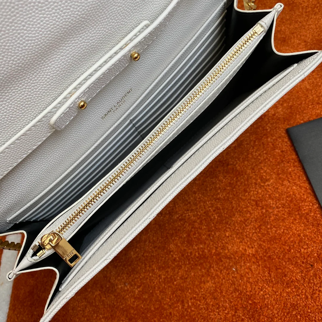 Сумочка-конверт YSL с монограммой из икры — белая с золотой фурнитурой.