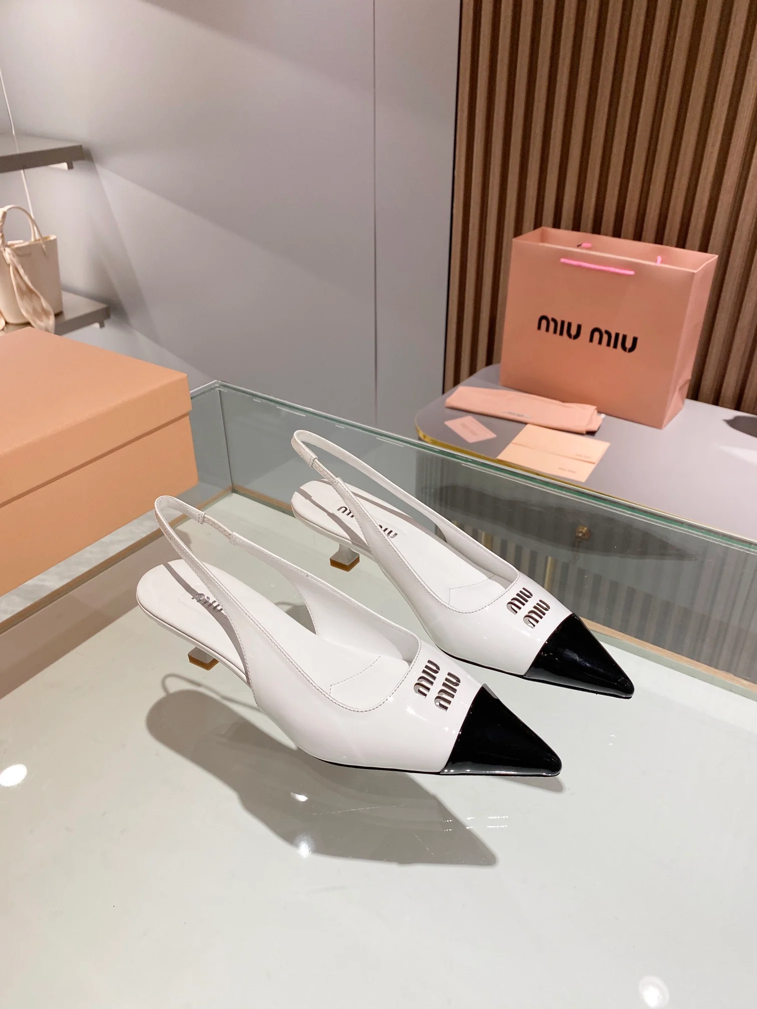 Новинка сезона весна/лето 2023 от Miu Miu - сандалии на низком каблуке с открытой пяткой