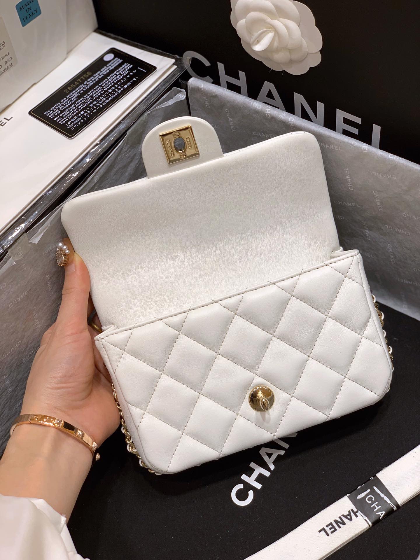Сумка Chanel CF Pearl из коллекции Весна/Лето 2020 — белая — 18 см