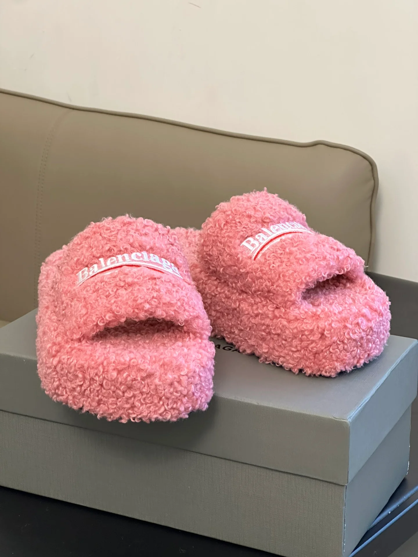 Новинка сезона осень/зима 2023 от Balenciaga - Меховые тапочки на платформе - Розовые