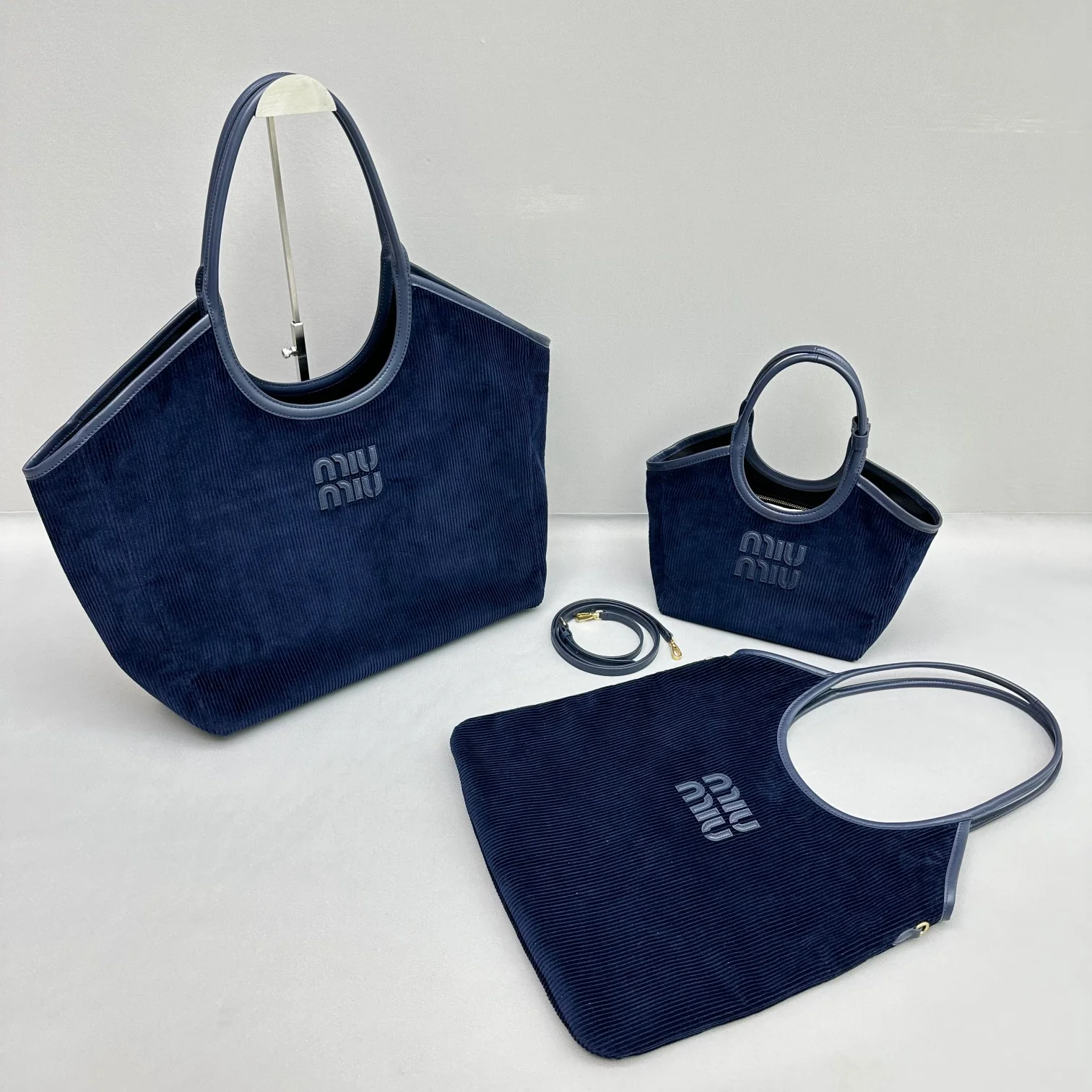 Сумка-тоут Miu Miu Ivy — сравнительные изображения