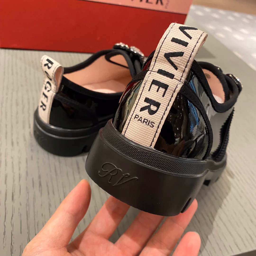 Кроссовки из лакированной кожи с пряжкой