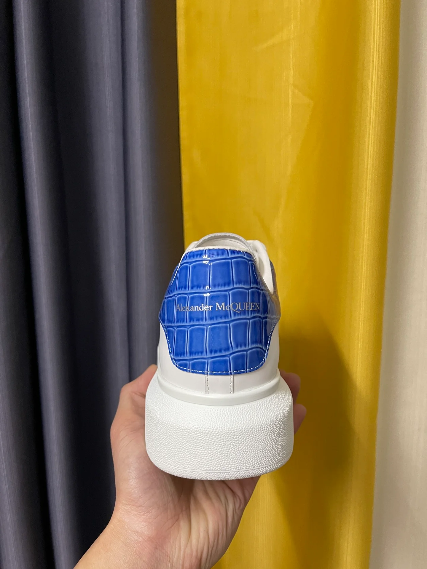 McQueen - Классические белые кроссовки - Узор ?Синий камень?