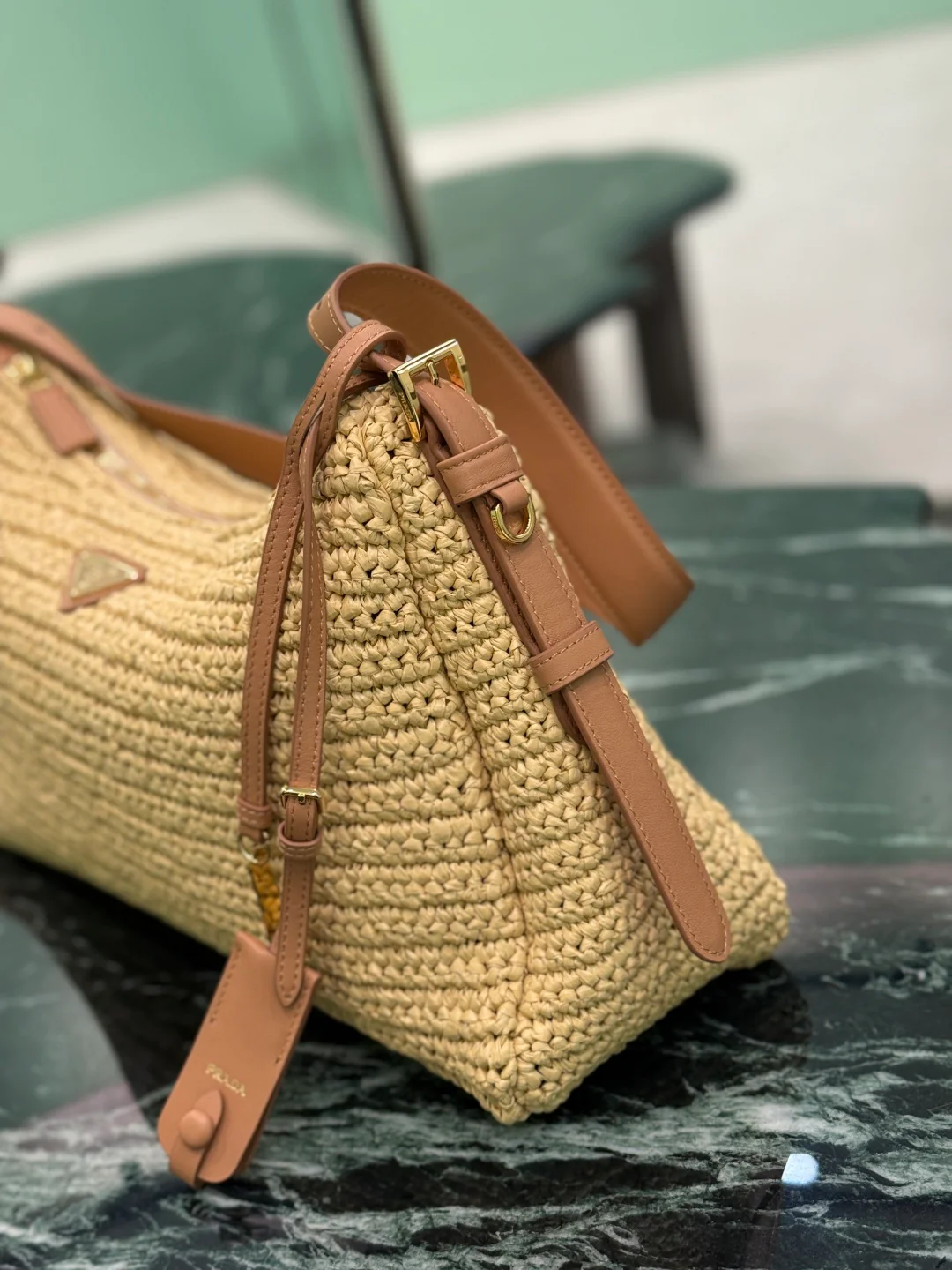 Сумка Prada Aimee из соломы, которую можно носить под мышкой.