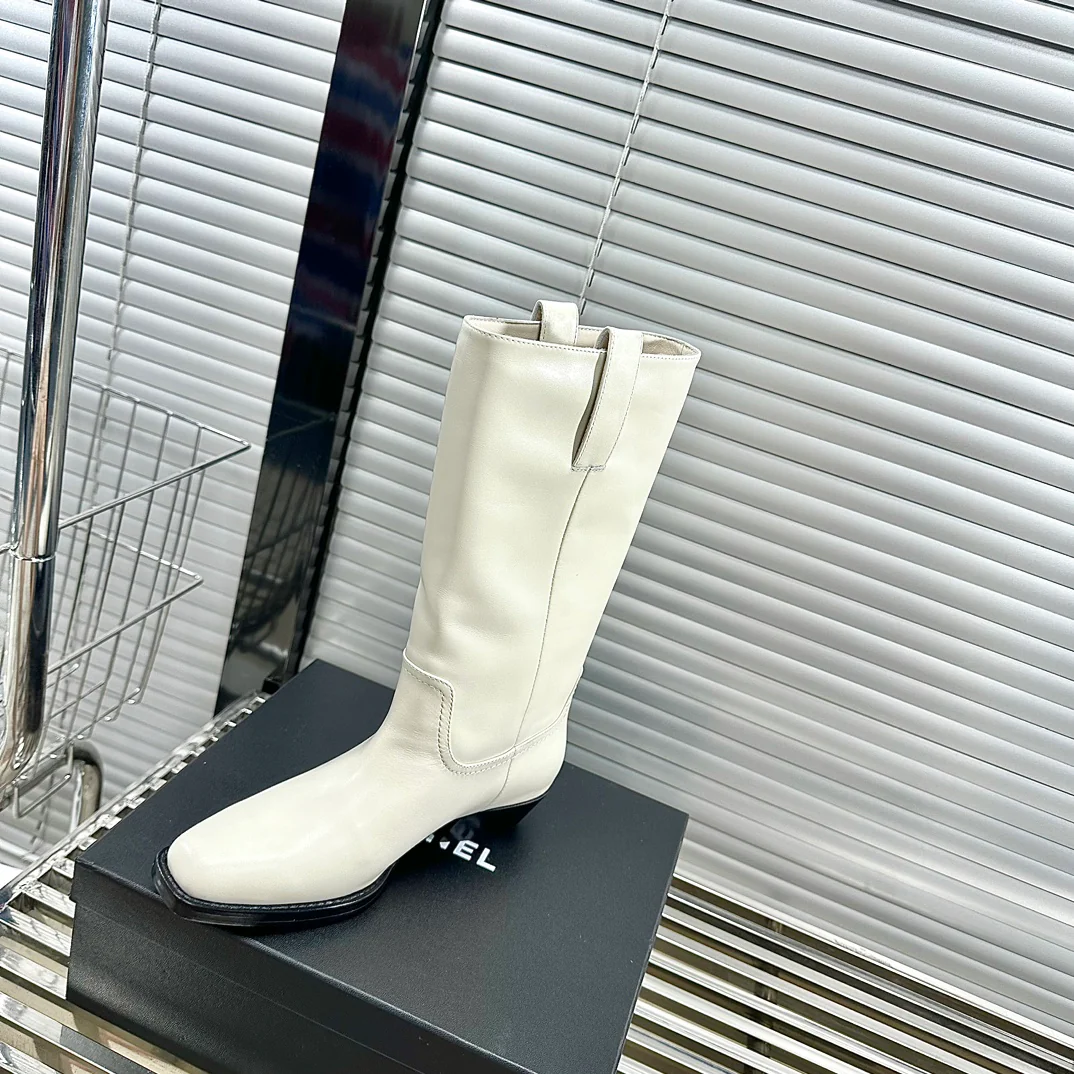 Новинка сезона осень/зима 2023 от Chanel - Мотоциклетные ботинки на низком каблуке - Белые
