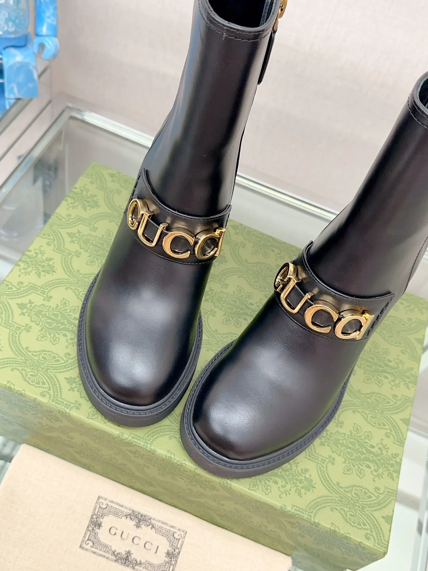 Новинка 2023 года от Gucci - Ботильоны на массивном каблуке с буквенным принтом - Матовый черный