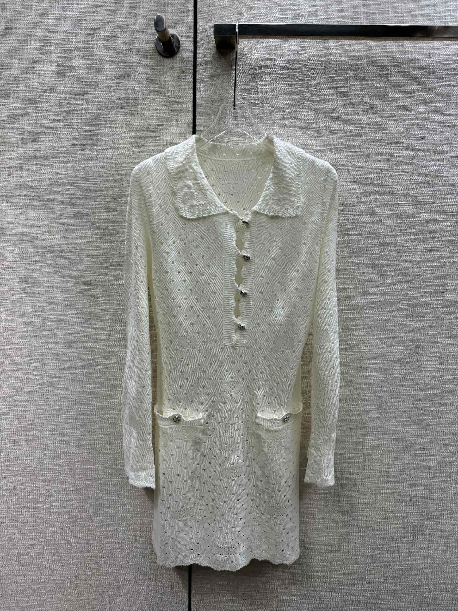 Платье Chanel 2403 Double C из ажурной вязки — абрикосовое.