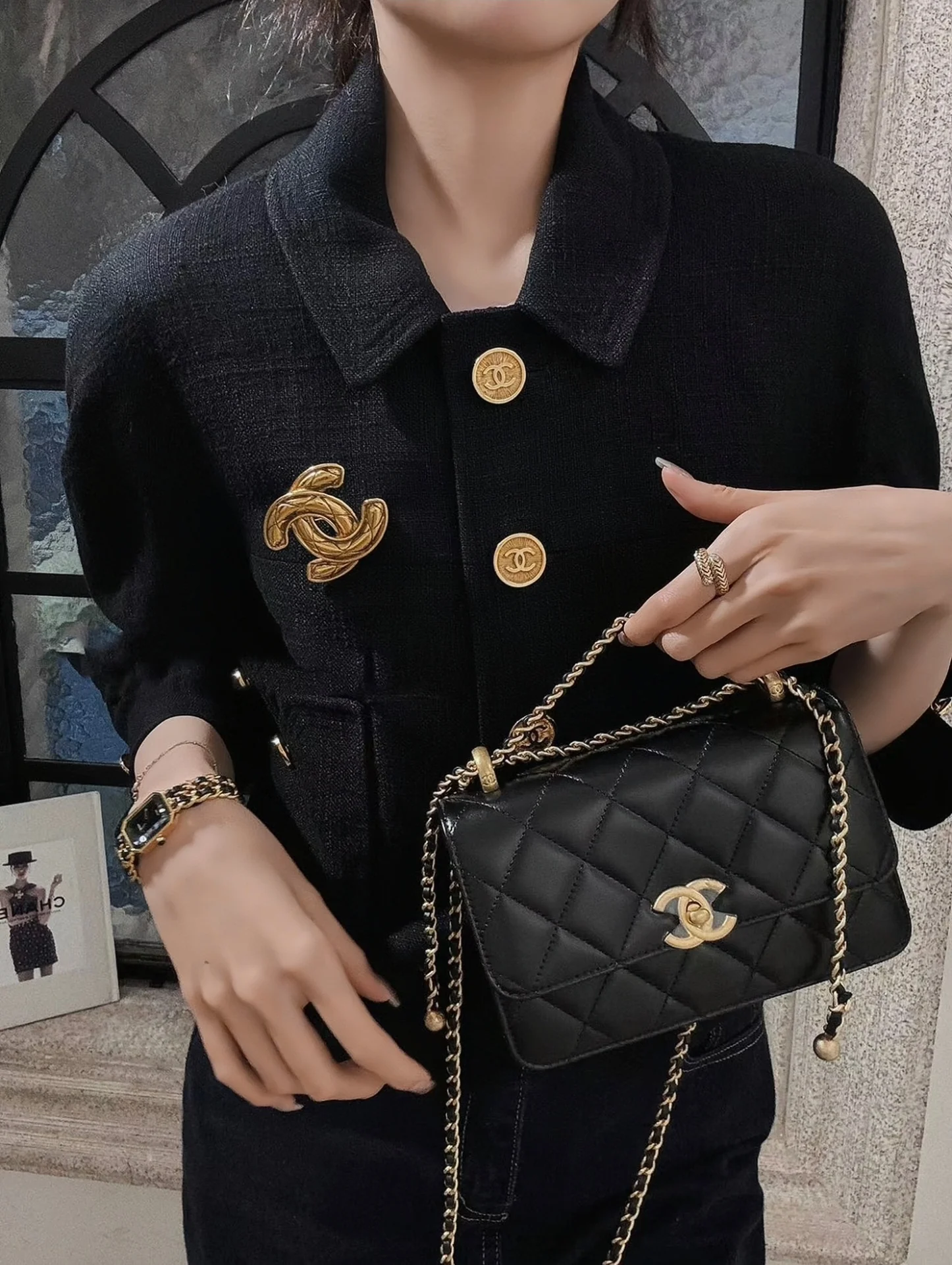 Маленькая черная сумка Chanel 24c с двойным золотым бисером и клапаном.