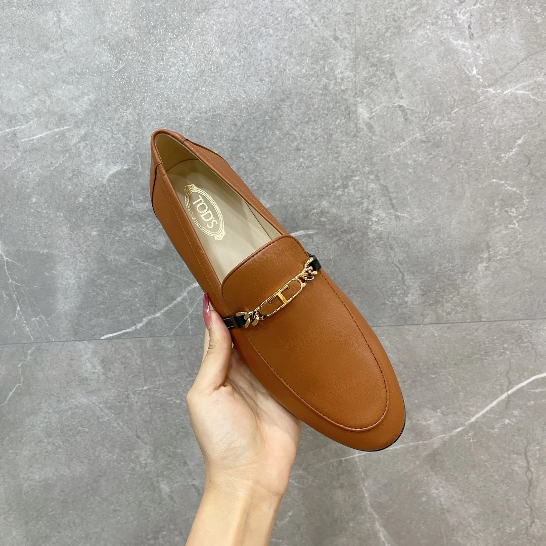 Tods - Сдержанные лоферы с тонкой цепочкой