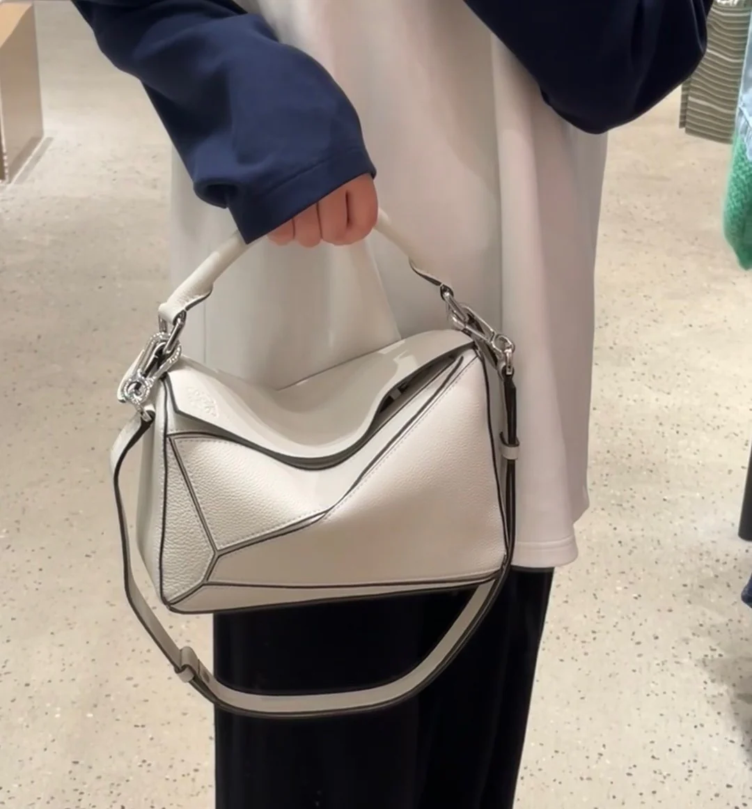 Сумка Loewe Puzzle из зернистой кожи, маленькая, белая.