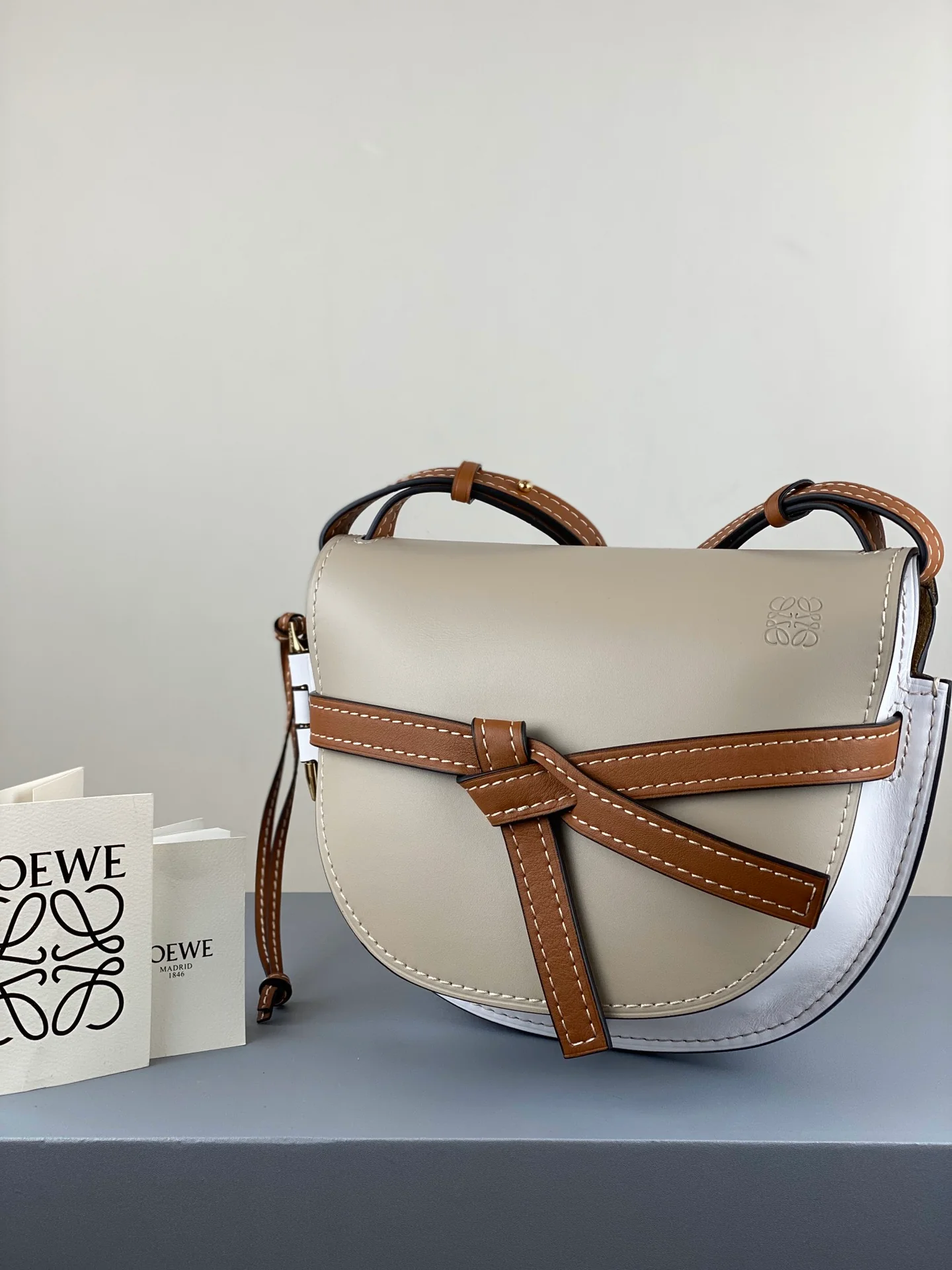 Loewe-gate-mini-21x12-5x9-5-cm-12