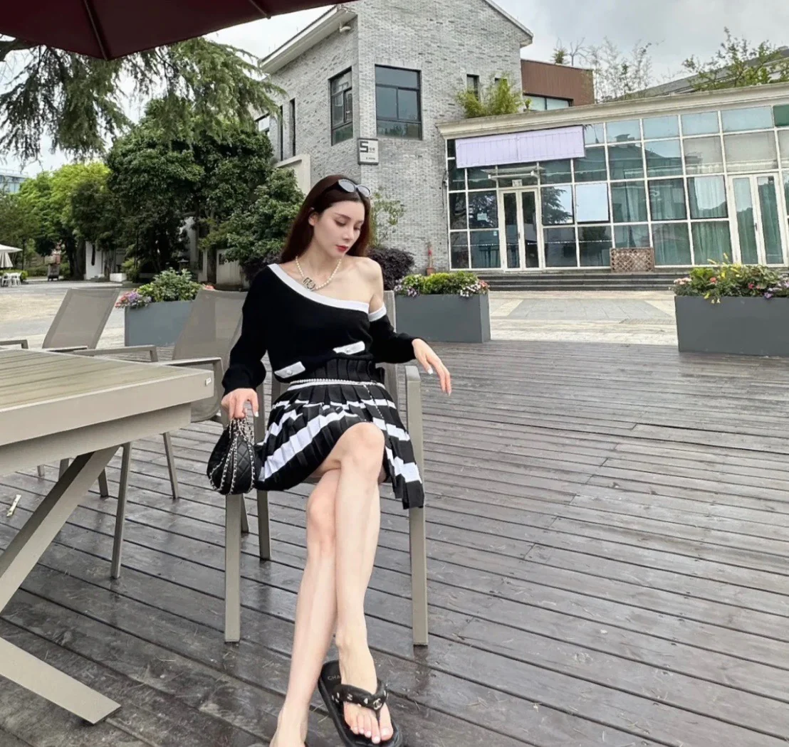 Новинка сезона весна/лето 2023 от Chanel — черные шлепанцы.