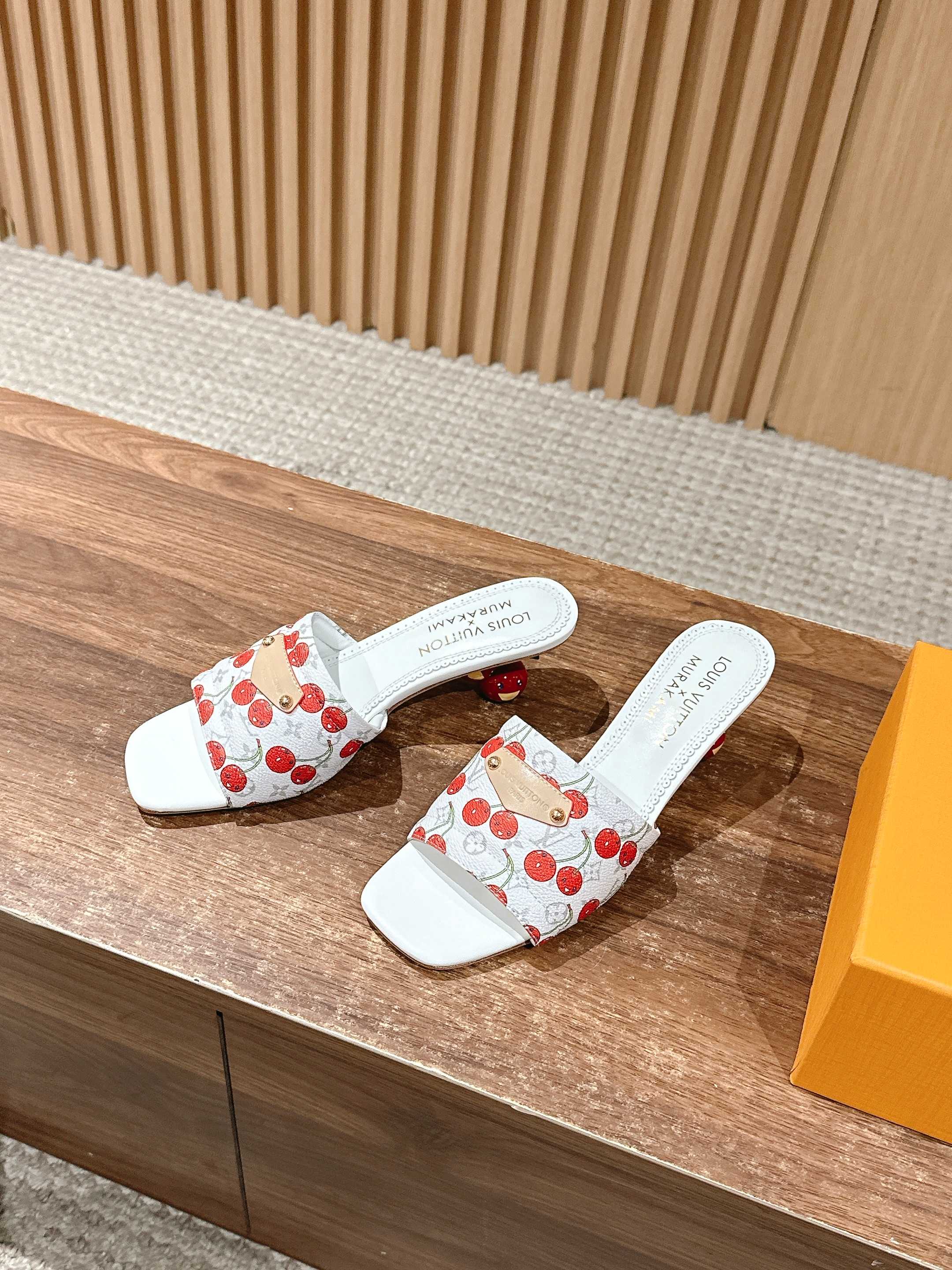 LV - Коллекция Такаши Мураками в стиле ретро - Сандалии на низком каблуке - Вишнево-белый