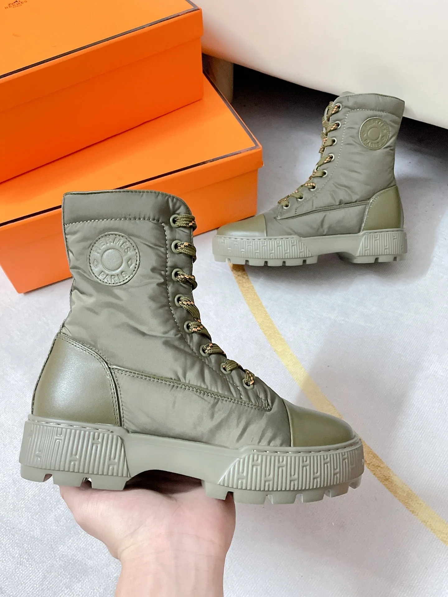 Новинка сезона осень/зима 2022 от Hermes — высокие кожаные сапоги.