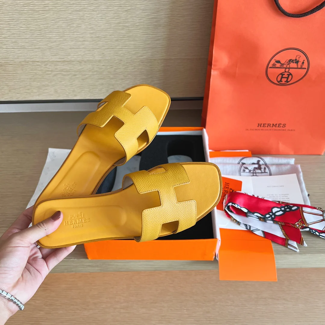 Классические домашние тапочки Hermes H - подошва с принтом пальм, покрывающая всю поверхность стопы - желтые