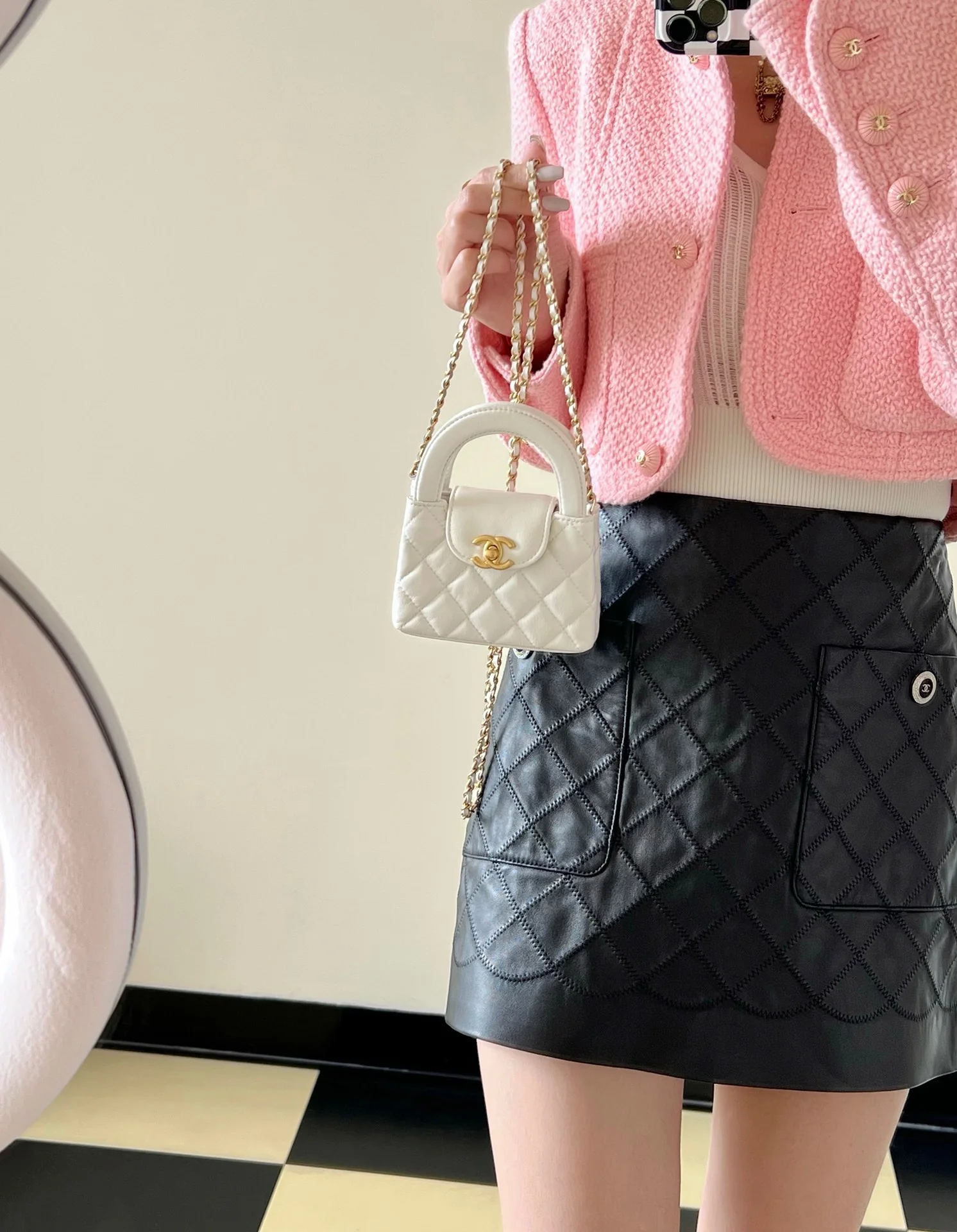 Миниатюрная сумочка Chanel Kelly на цепочке, белая.