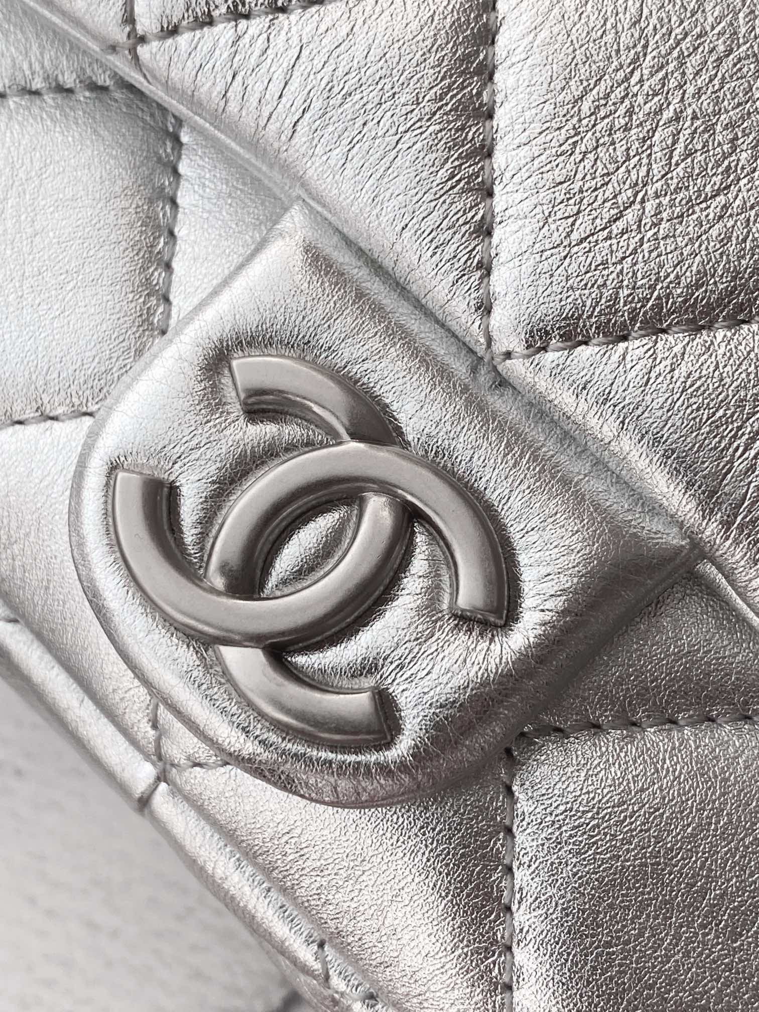 Новая коллекция Chanel весна/лето - сумка-хобо - сумка-мессенджер в стиле хиппи - серебристая