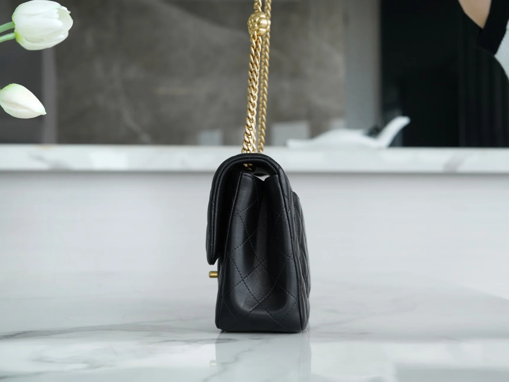 Коллекция Chanel Весна/Лето 2023 - Сумка с регулируемой пряжкой Camellia - CF Flap Bag - Черная - Маленькая