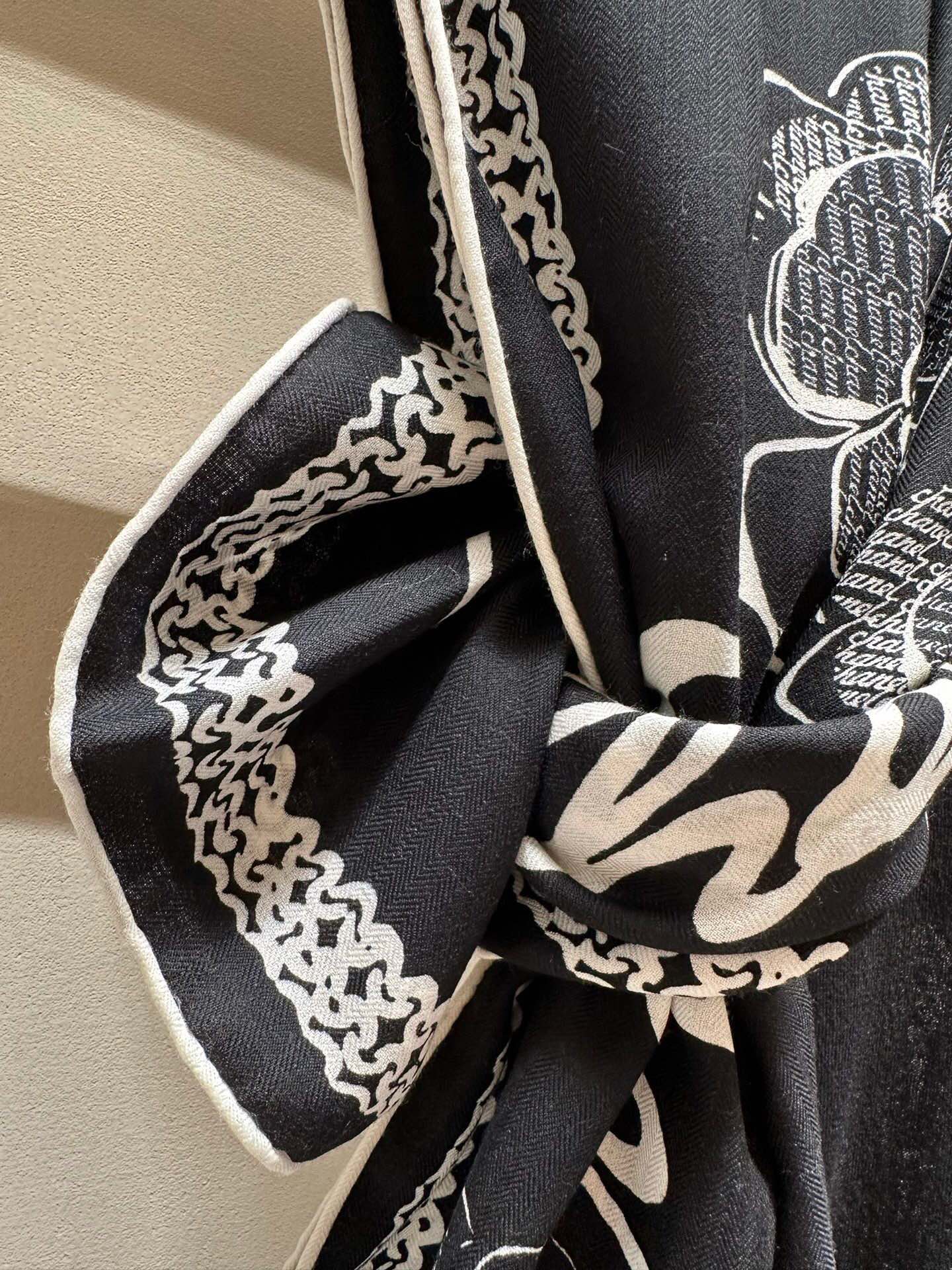 Шарф Chanel ?Камелия? 2024 года - 140-140