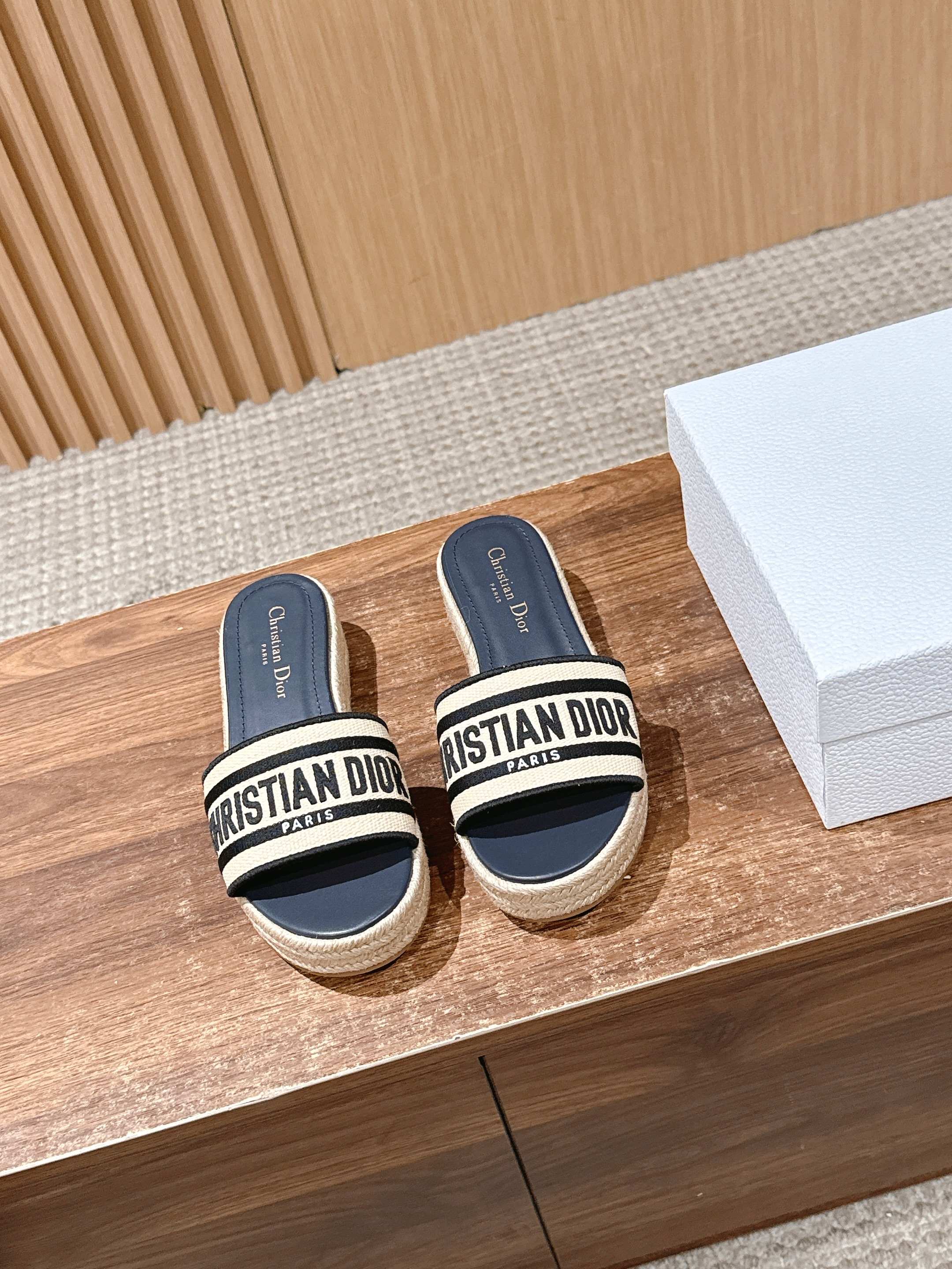 Новинка лета 2025 от Dior - Сандалии на платформе - Абрикосовый цвет