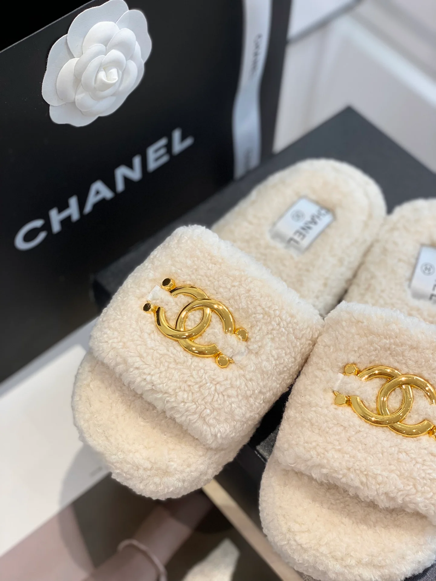 Новые модели шлепанцев Chanel 2022 года - синхронизация с официальным сайтом