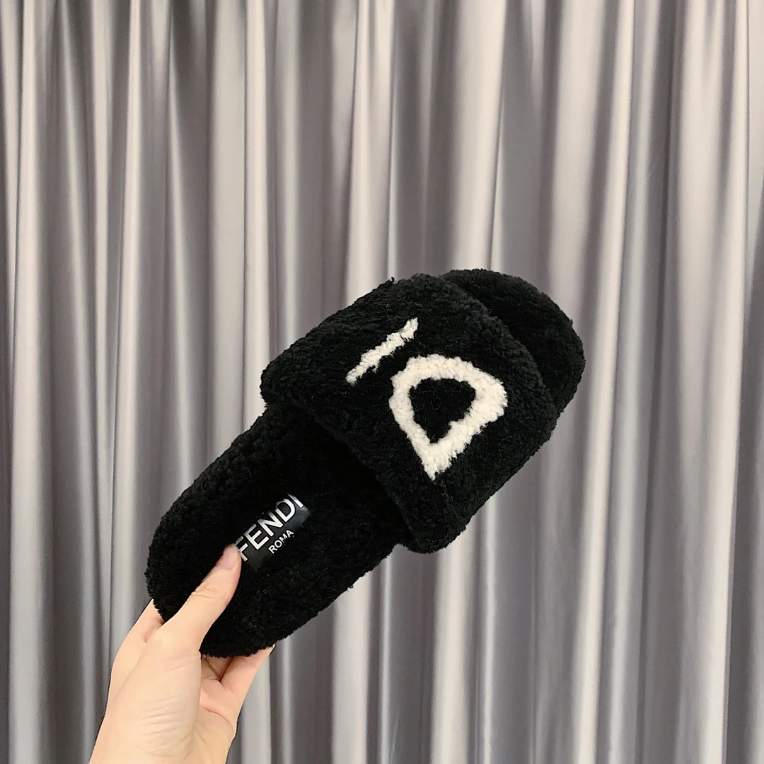 Fendi - Тапочки из овечьей шерсти - Черные с белой надписью