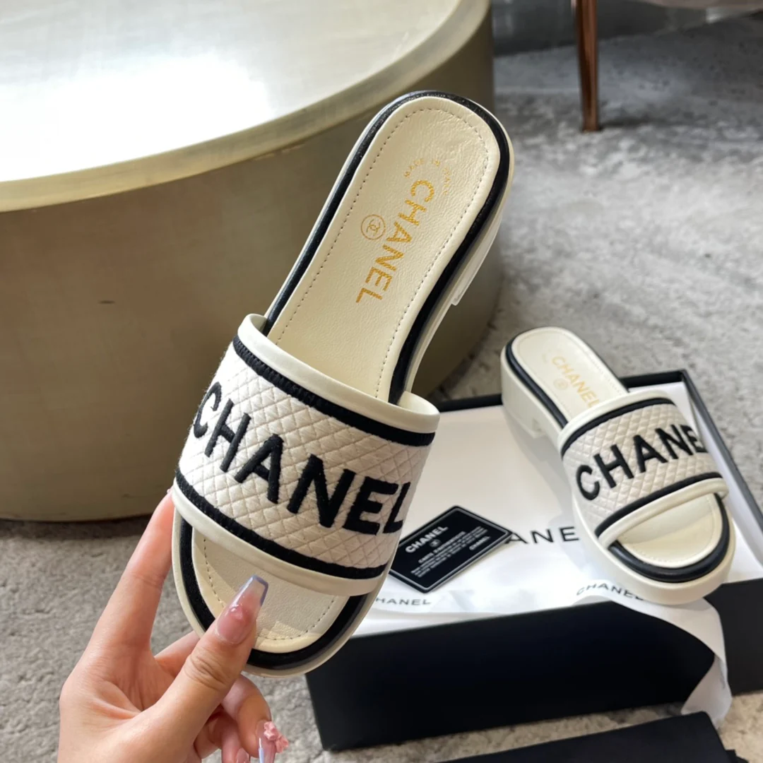 Новинка сезона весна/лето 2023 от Chanel - Плетеные тапочки - Белые - 1