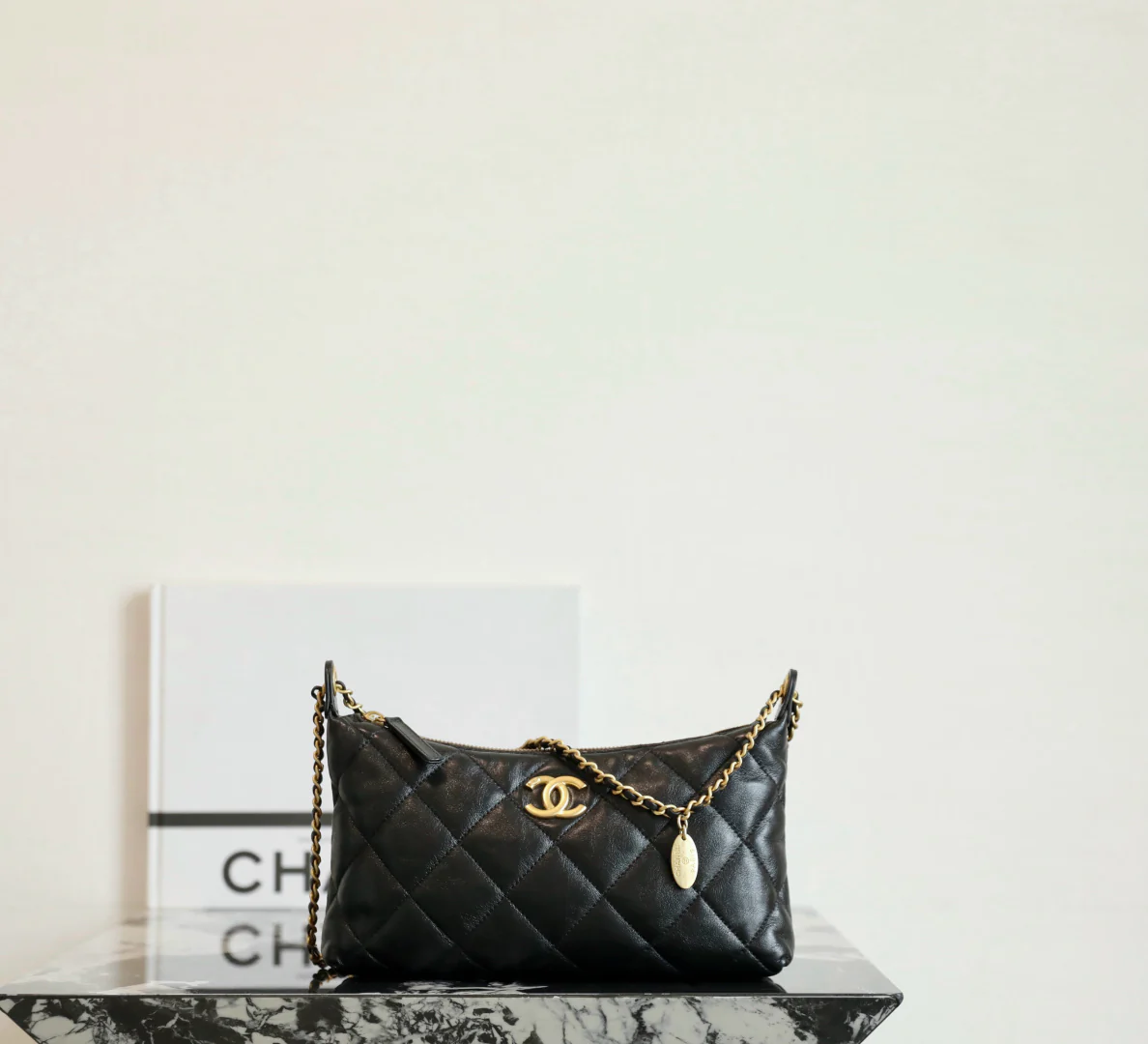 Chanel - ??? - Сумка-мешок на цепочке с монетами - Черная с золотой пряжкой