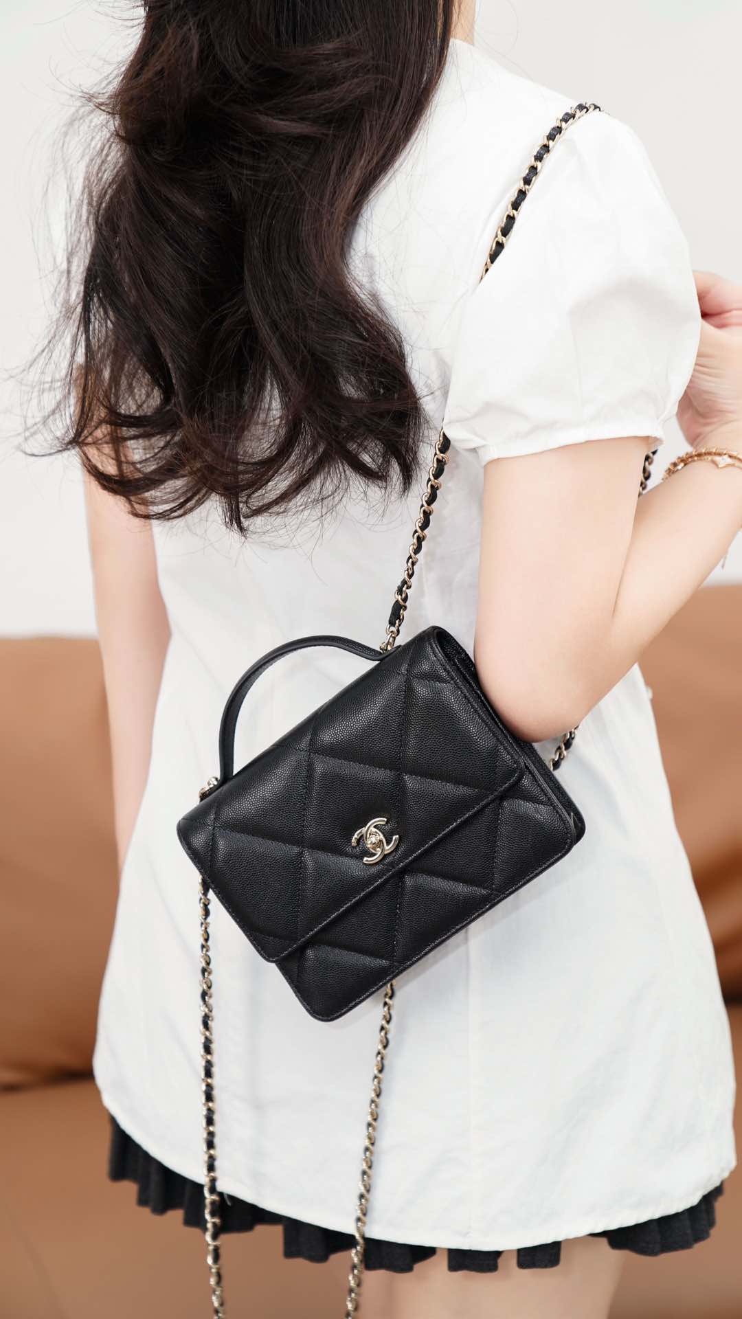 Стеганый рюкзак Chanel 3-в-1 с 25-каратным золотым покрытием — черный с золотой фурнитурой.