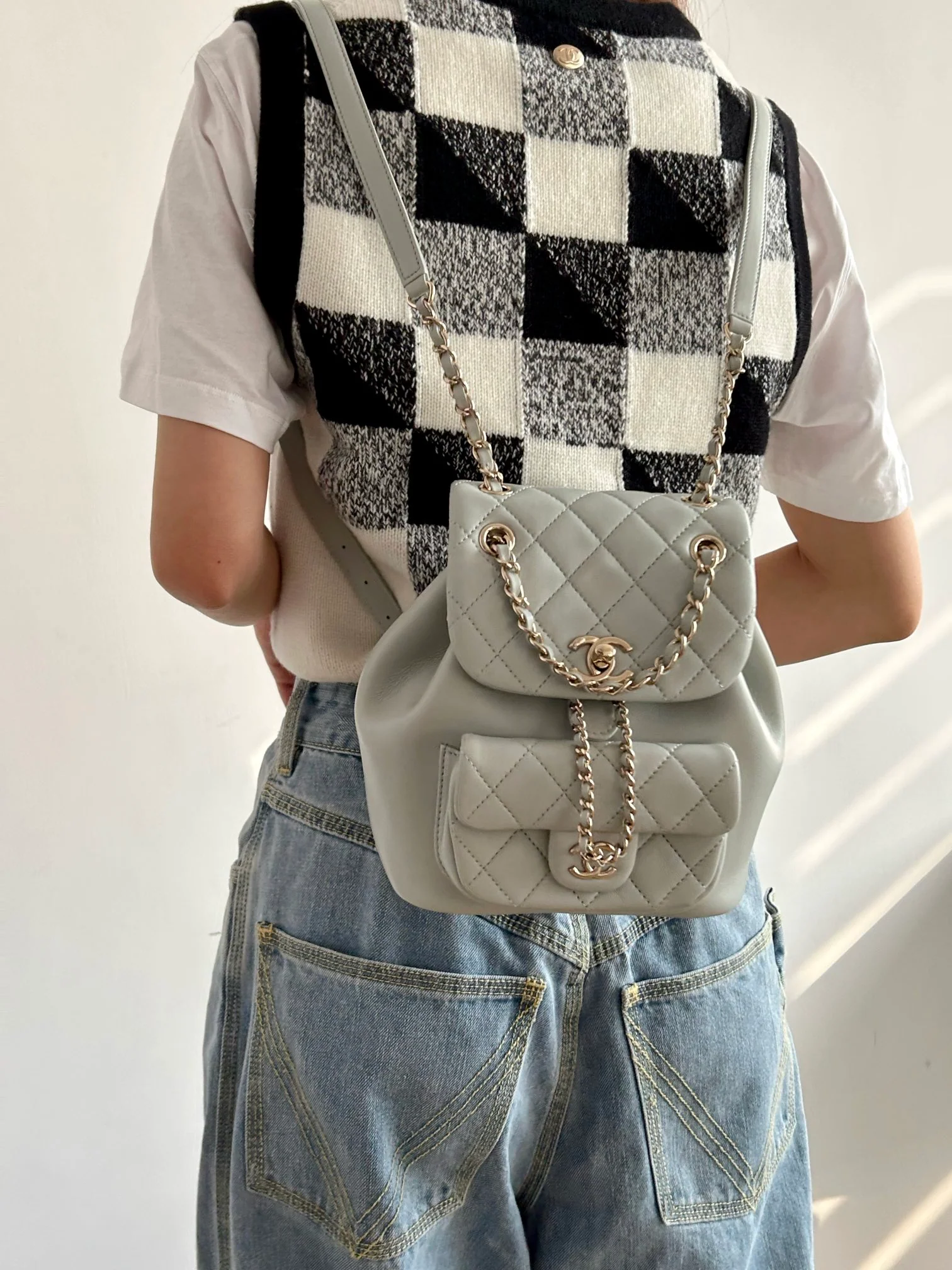 Новинка начала лета 2023 от Chanel - Мини-рюкзак Duma - Серо-голубой - Фотографии в действии.