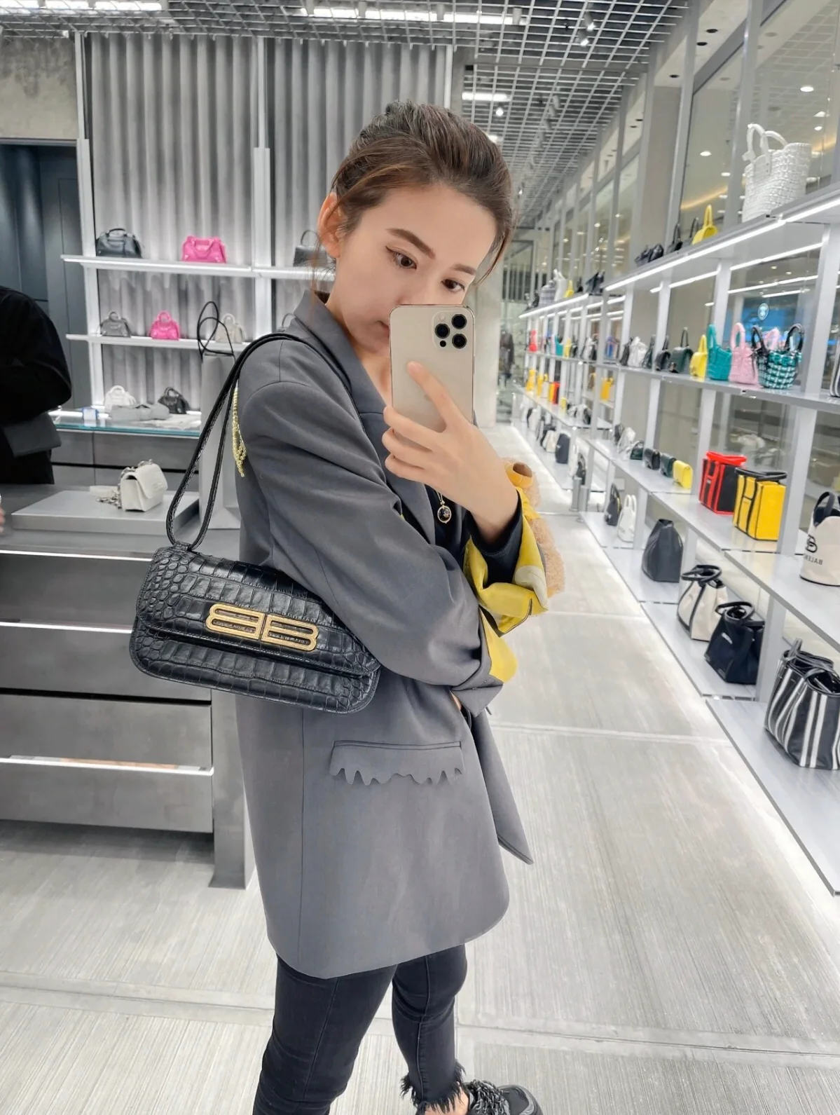 Сумка Balenciaga Gossip Bag - сумка через плечо - идеи для образа