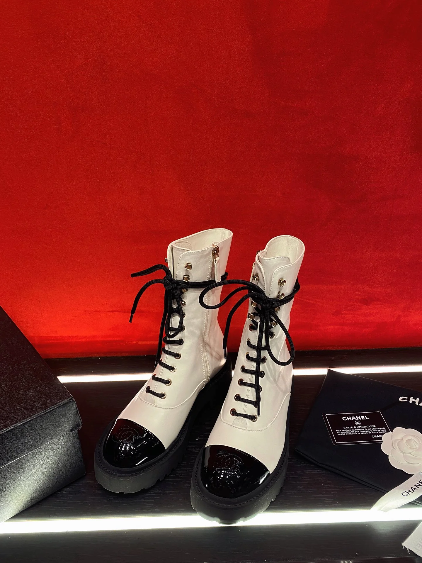 Новинка сезона осень/зима 2022 от Chanel — Ботинки Dr. Martens на платформе — Белый — 5 см