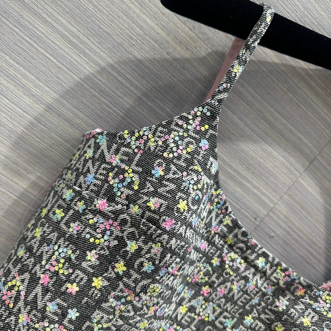 В стиле Chanel - 2403 - 24 Весна/Лето Новинка Прочный жилет из жаккардовой ткани, окрашенной пряжей, с буквами и бисером