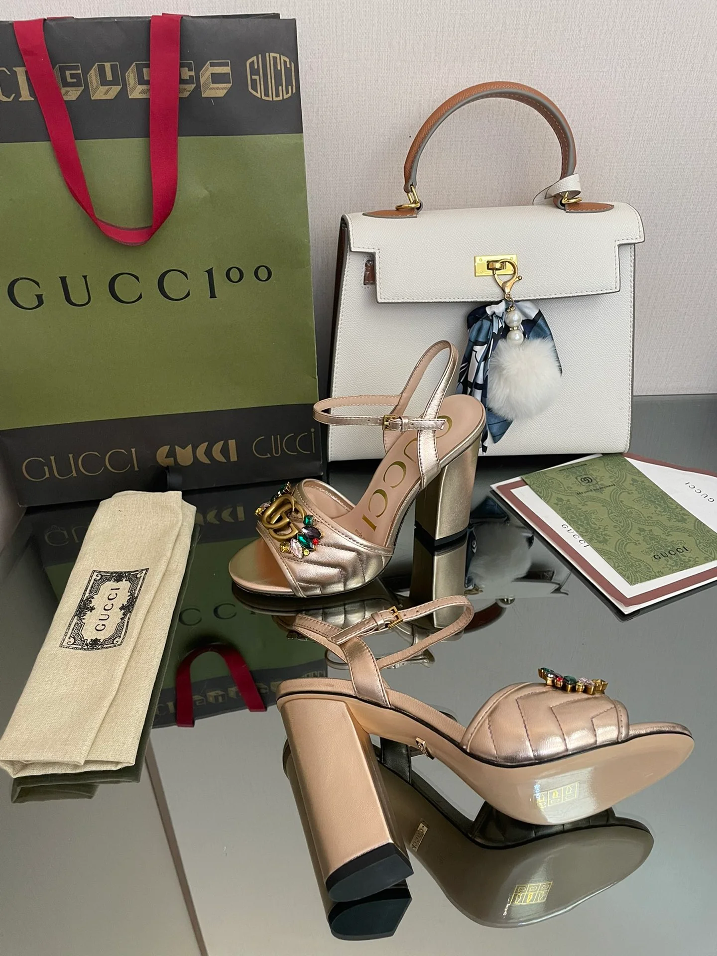 Босоножки Gucci 2022 на высоком каблуке, украшенные стразами.