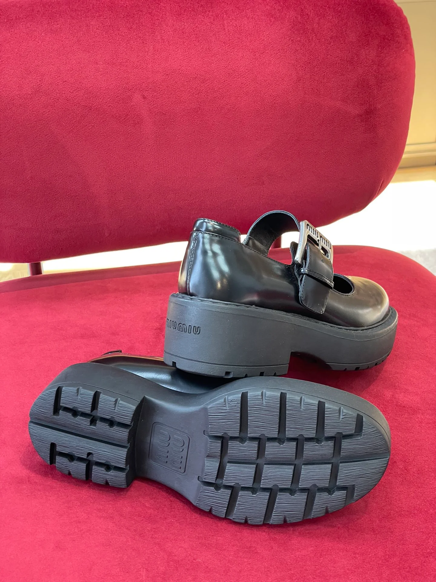 Miu Miu — Новинка сезона осень/зима 2022 — Туфли Мэри Джейн на платформе