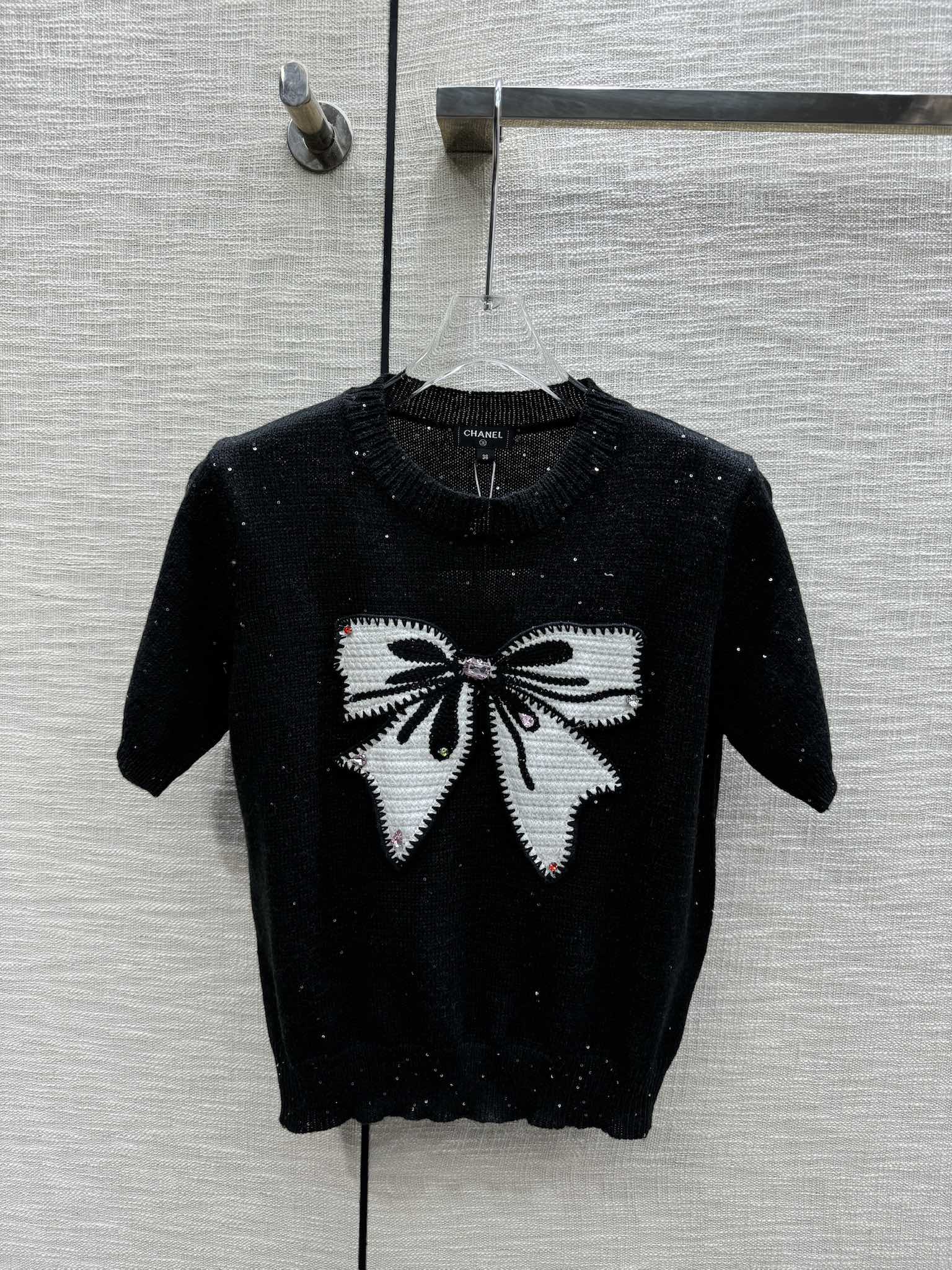 Футболка Chanel 2403 с вышитым бантом, трикотажная, с короткими рукавами, черная.