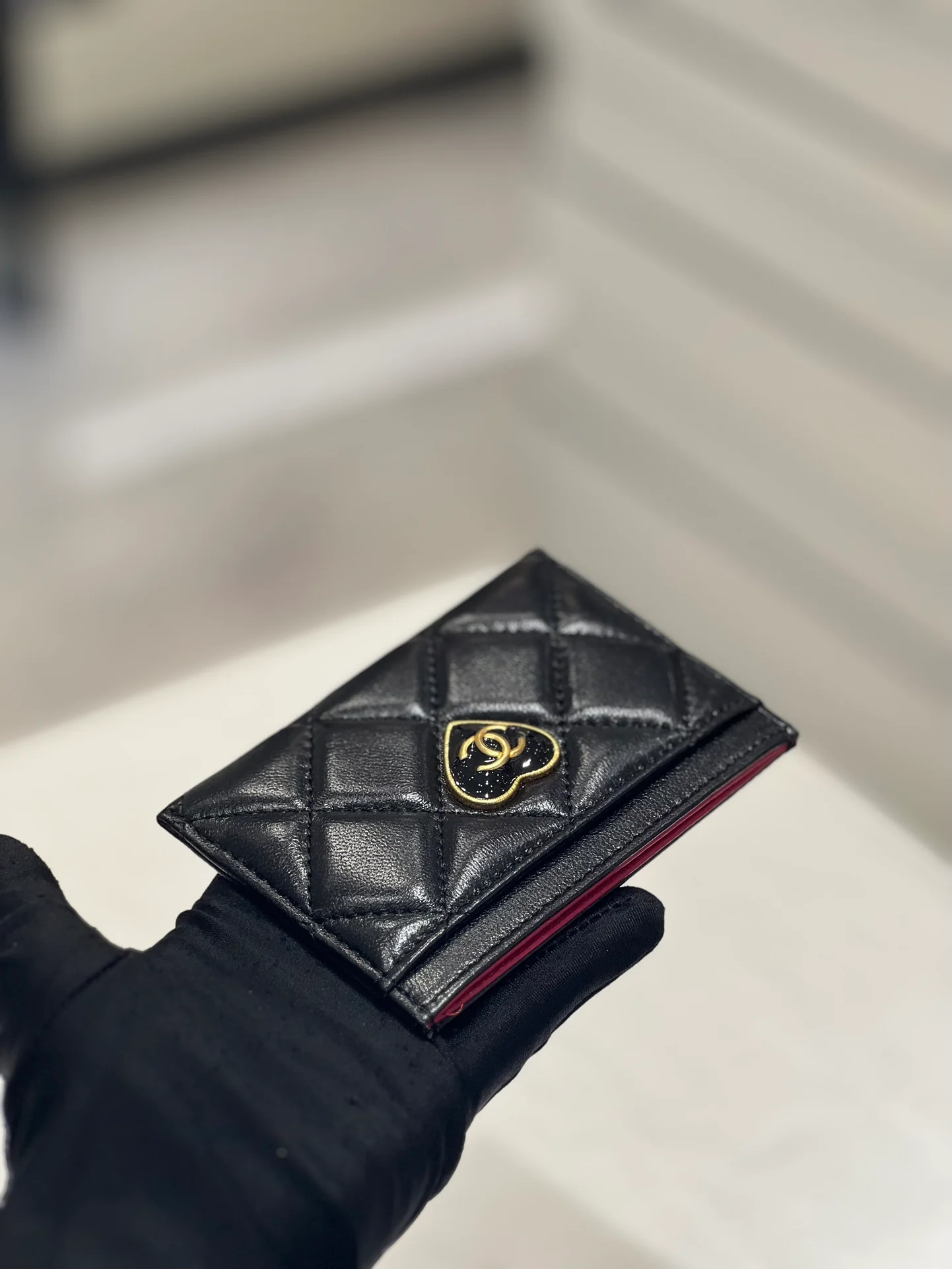 Кардхолдер Chanel 23 в форме сердца с эмалью