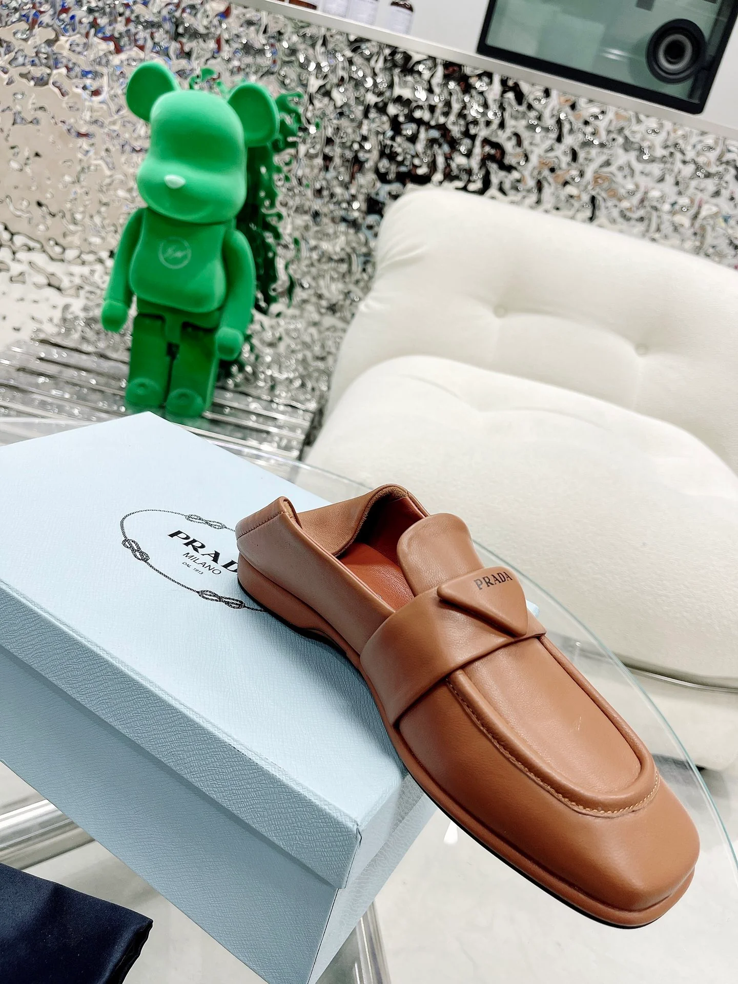 Коллекция Prada 2022 года с подиума - балетки с закрытым носком.