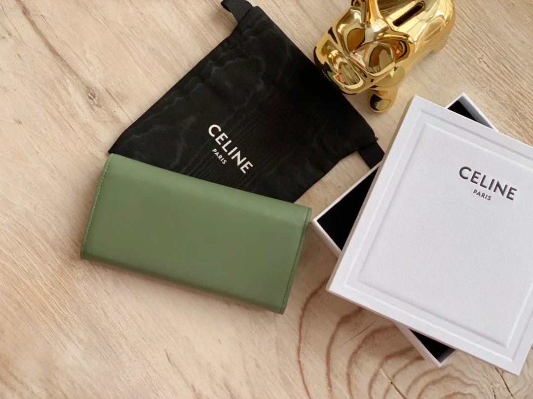 Celine TRIOMPHE 大号亮泽光滑羊皮革翻盖长夹