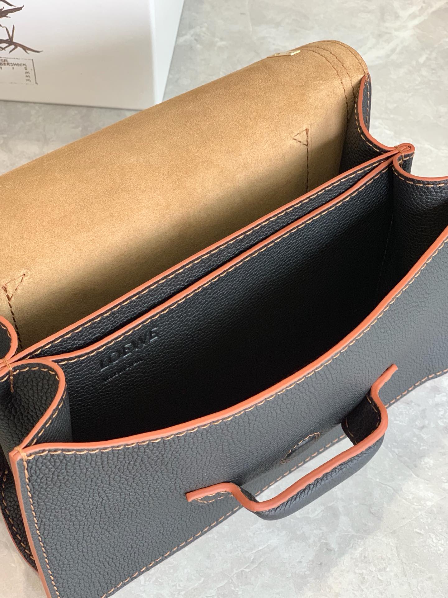 Треугольная сумка Loewe - мягкая зернистая телячья кожа - 1 шт.