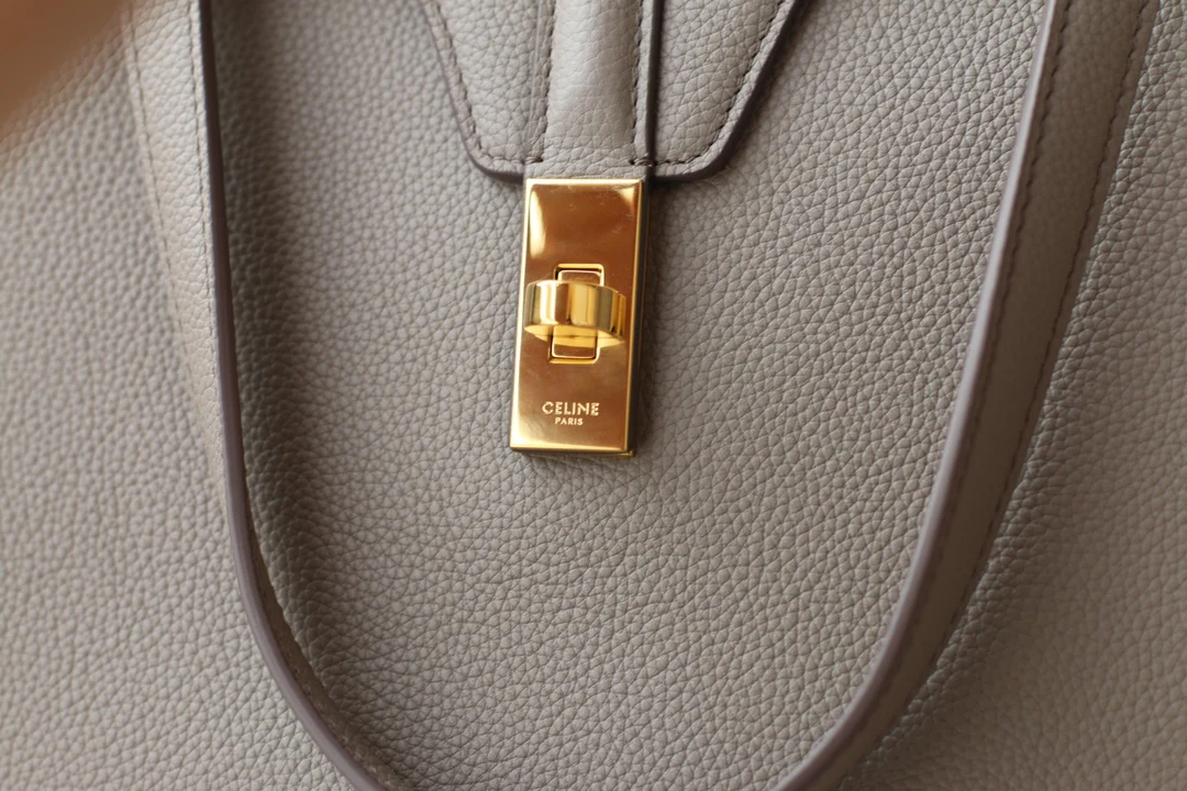 Сумка Celine Soft 16 Large из зернистой телячьей кожи - серая.