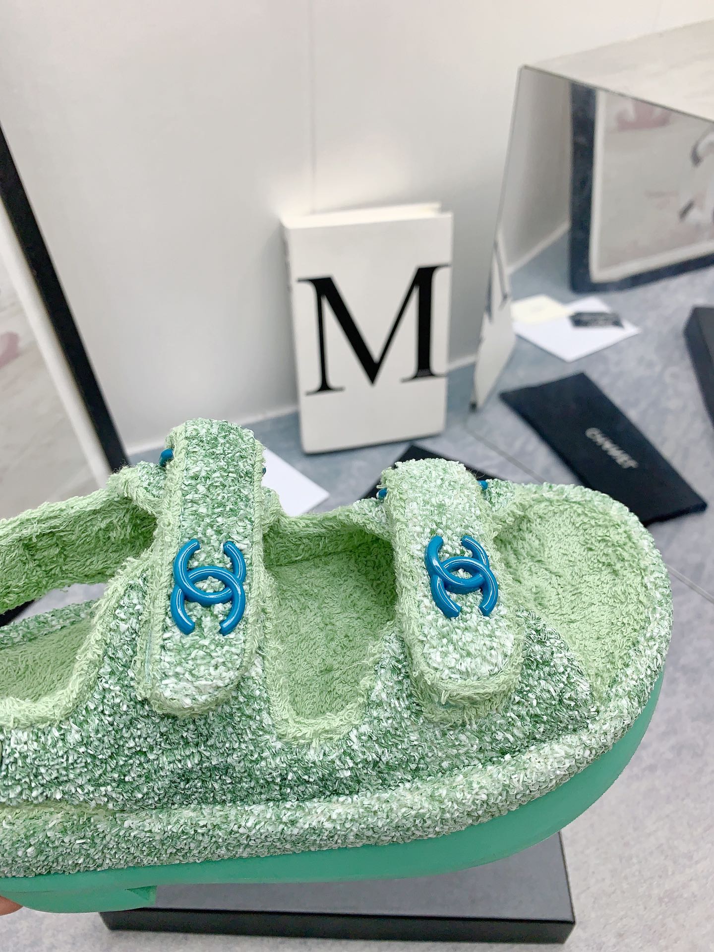 Новинка сезона осень/зима 2023 от Chanel - Сандалии на платформе из махровой ткани - зеленые.