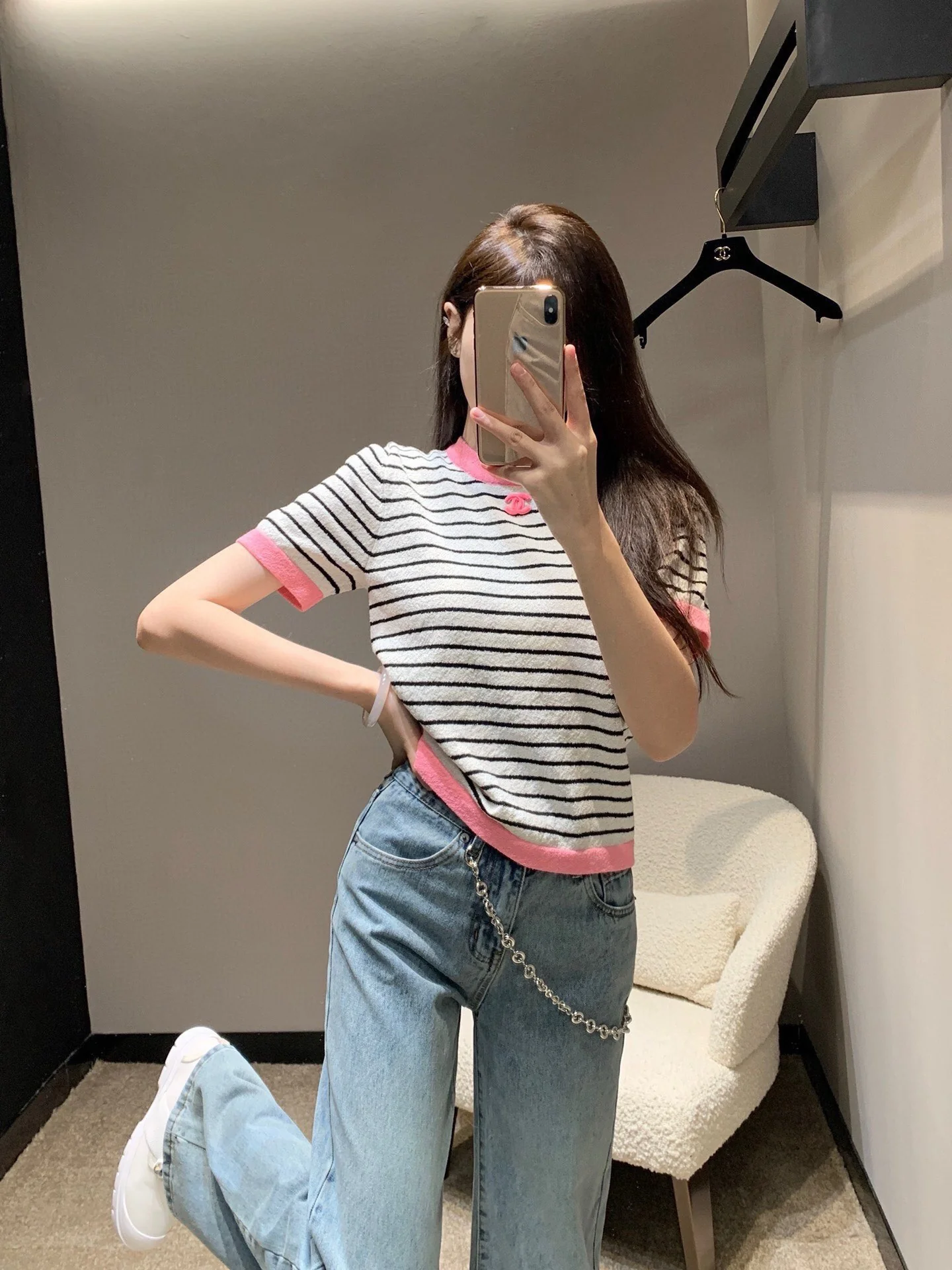 Вязаный топ Chanel 2403 с короткими рукавами и цветными блоками в полоску