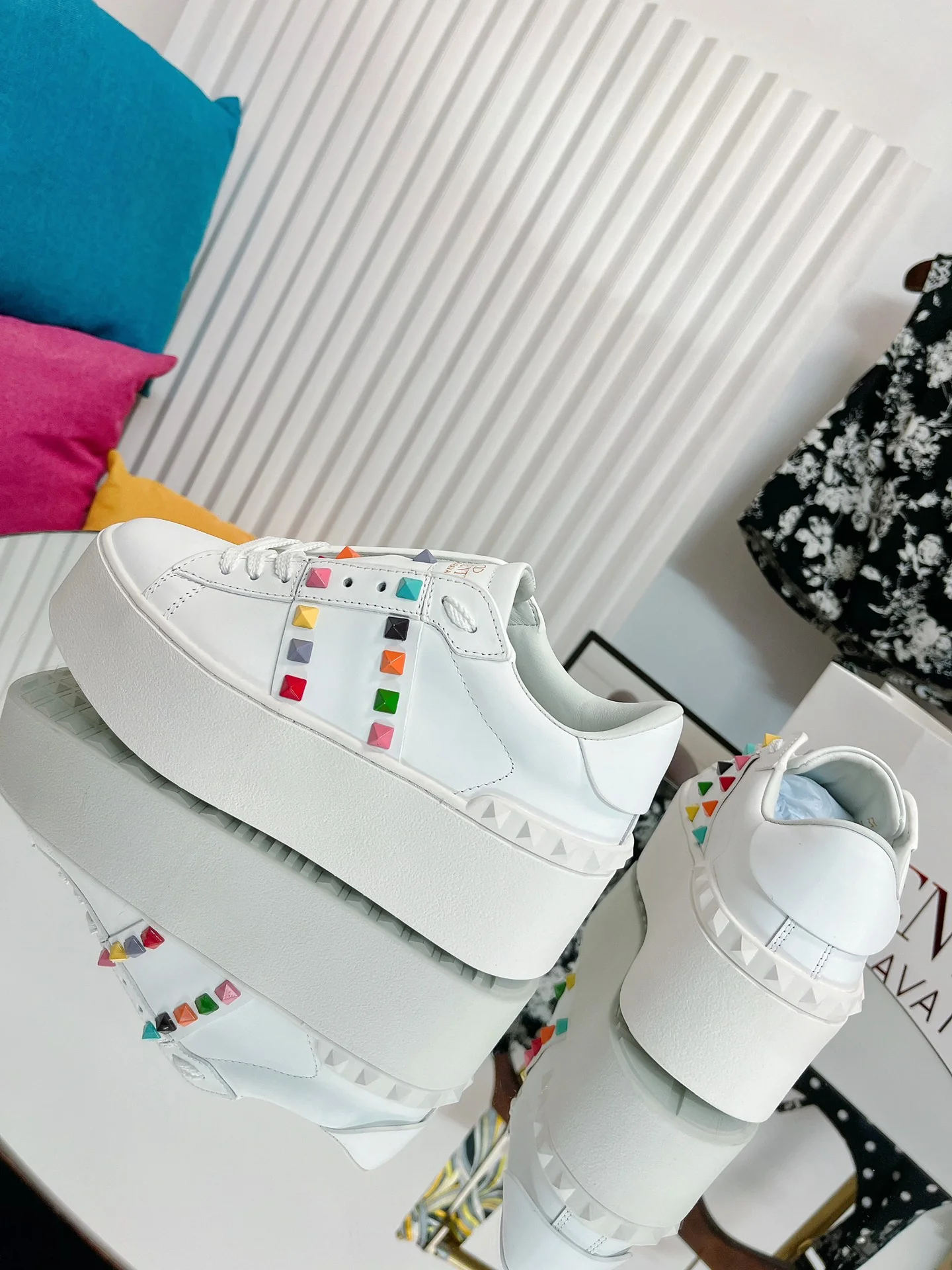 Белые повседневные кроссовки на платформе Valentino - яркие