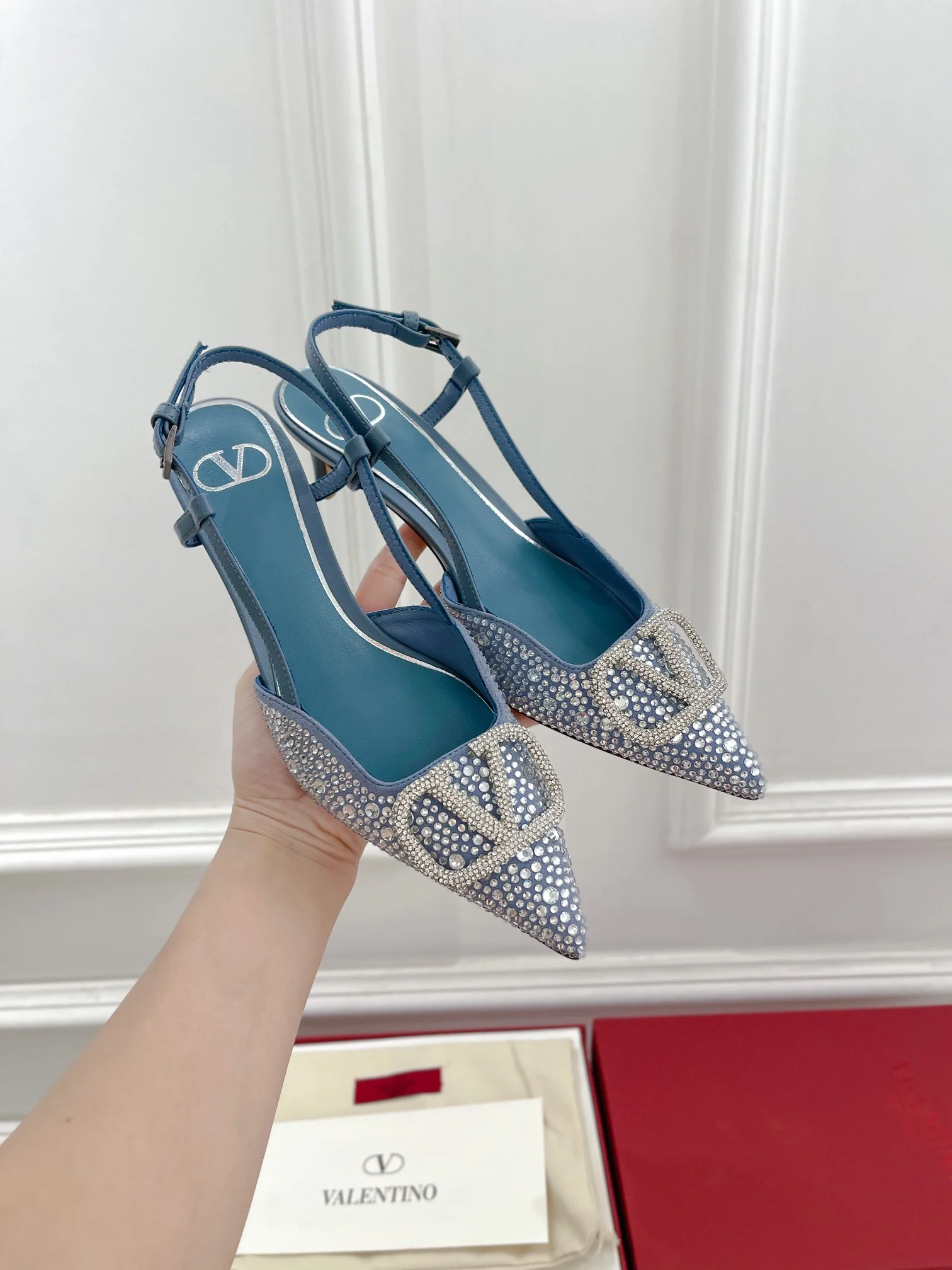 Новинка лета 2023 от Valentino - Серия Roman Stud - Сандалии со стразами - 4-5 см - Светло-голубые