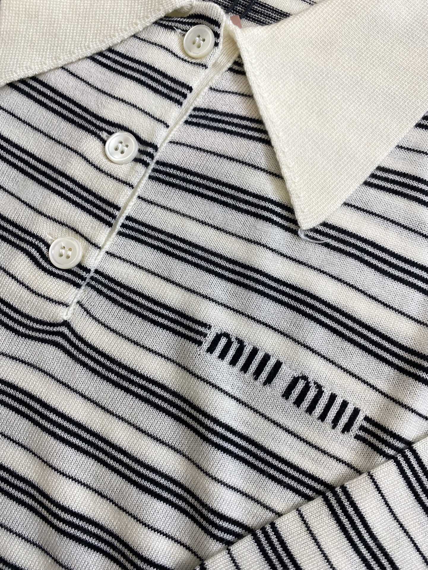 Miu Miu-2404 - Новинка ранней весны. Вязаный свитер с длинными рукавами и воротником - Белый.